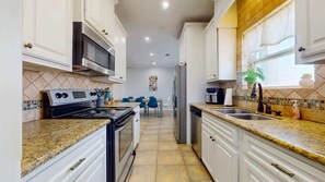 Fridge, microwave, oven, stovetop - Beachside Birdhouse (Bolivar Peninsula)
