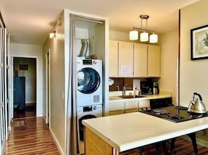 Réfrigérateur, four à micro-ondes, un four, surface de cuisson