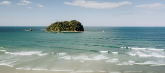 Spacious Retreat Steps to Beach, Shops & Hot Pools