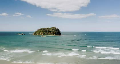 Spacious Retreat Steps to Beach, Shops & Hot Pools