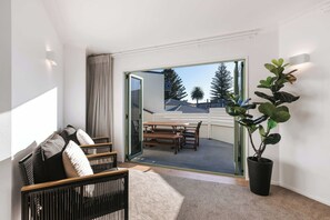 Interior - Spacious Retreat Steps to Beach, Shops & Hot Pools (Mount Maunganui)