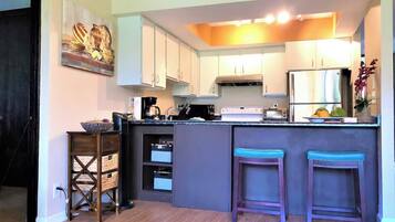 Frigorífic, microones, forn i placa de cuina