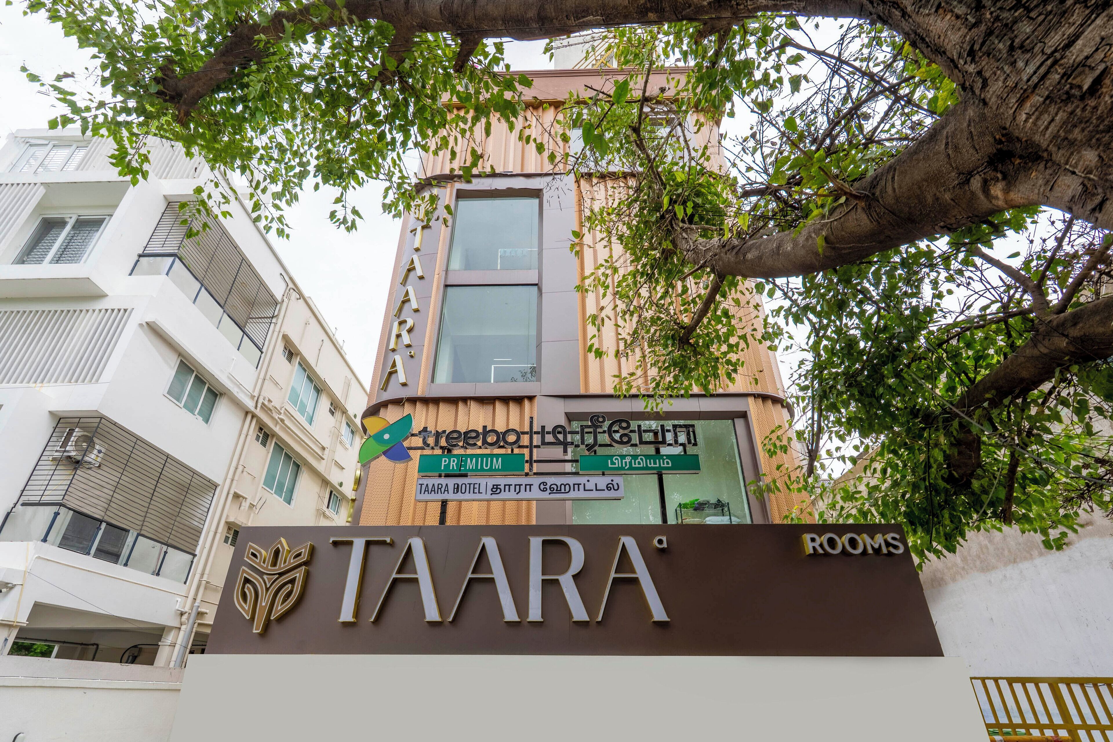 Exterior del hotel Taara, con un cartel que indica habitaciones y una etiqueta de categoría premium.