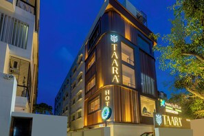 Un hotel llamado TAARA HOT con un diseño moderno, que cuenta con un letrero llamativo y un logotipo.