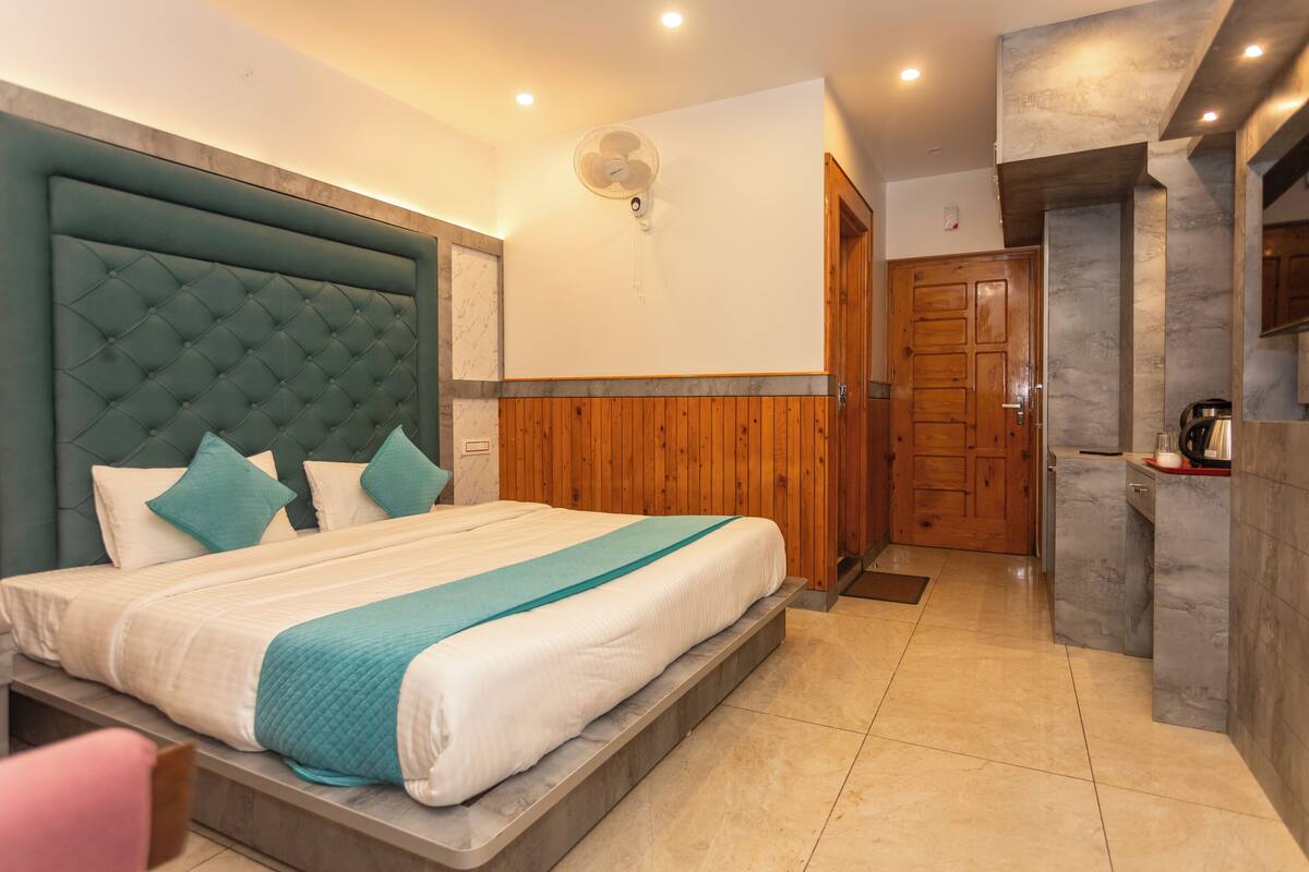 Classic Balcony Room | Desk, free WiFi, bed sheets