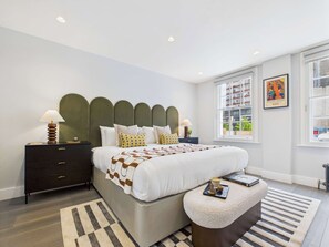 2 habitaciones, escritorio y tabla de planchar con plancha 