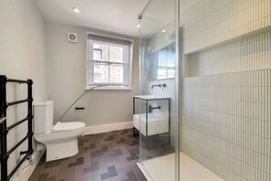 Douche, sèche-cheveux, serviettes fournies