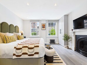 2 bedrooms, desk, iron/ironing board, travel crib