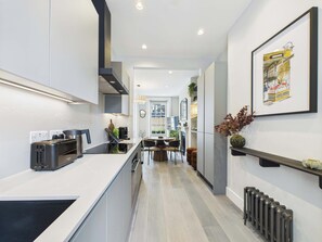 Fridge, oven, stovetop, dishwasher