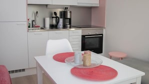 Studio – comfort, 1 queensize-seng med sovesofa, balkong, byutsikt | Strykejern/-brett og wi-fi (inkludert)