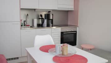 Estudio Confort, 1 cama Queen size y sofá cama, balcón, vista a la ciudad | Tabla de planchar con plancha y wifi gratis