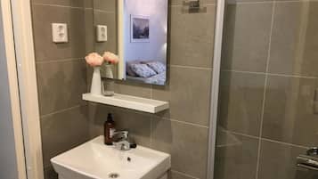Comfort Studio, 1 Queen Bed with Sofa bed, Balcony, City View | Bathroom
