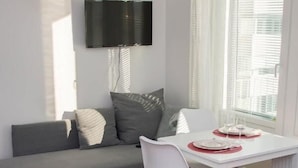 Studio – comfort, 1 queensize-seng med sovesofa, balkong, byutsikt | Strykejern/-brett og wi-fi (inkludert)