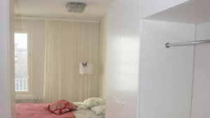 Studio – comfort, 1 queensize-seng med sovesofa, balkong, byutsikt | Strykejern/-brett og wi-fi (inkludert)