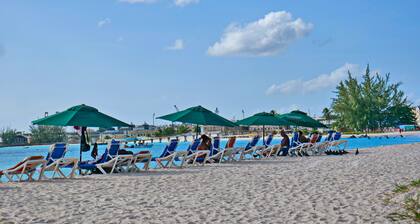 Charming 2-bedroom, 2 bathroom apt with A/C and Wifi in Bridgetown near beach.