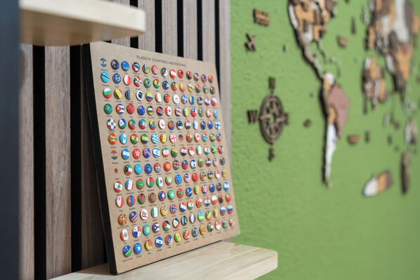 Una pared con un panel de madera que muestra varias banderas nacionales.