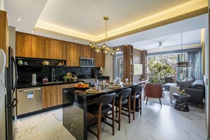 Een koelkast, een magnetron, een oven, een kookplaat