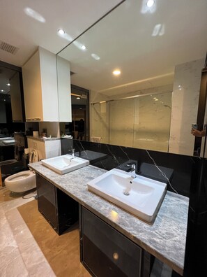 Superior-Apartment, 1 King-Bett, Nichtraucher, Klimaanlage | Badezimmer | Hausschuhe