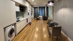 Um apartamento moderno com cozinha, sala de jantar e sala de estar.