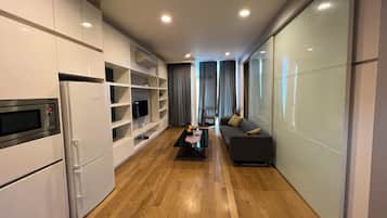 Standard Double Room, Non Smoking, City View | Living area