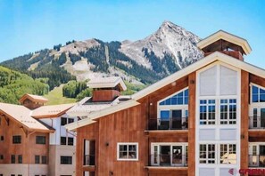 Exterior - Amazing View Top Floor w Pool, Hot Tub, Ski In-Out (Crested Butte)