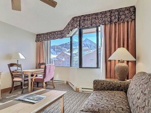 TV, offices - Amazing View Top Floor w Pool, Hot Tub, Ski In-Out (Crested Butte)