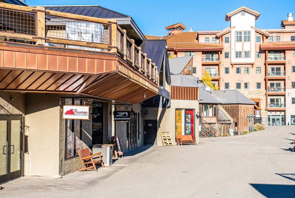 A building with a sign for 'cb mountain resorters'.