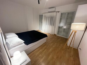 3 habitaciones, tabla de planchar con plancha, wifi y ropa de cama 