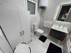 Regadera, toallas, jabón, papel de baño 