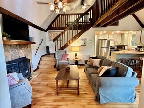 Smart-TV, Kamin, DVD-Player, Bücher