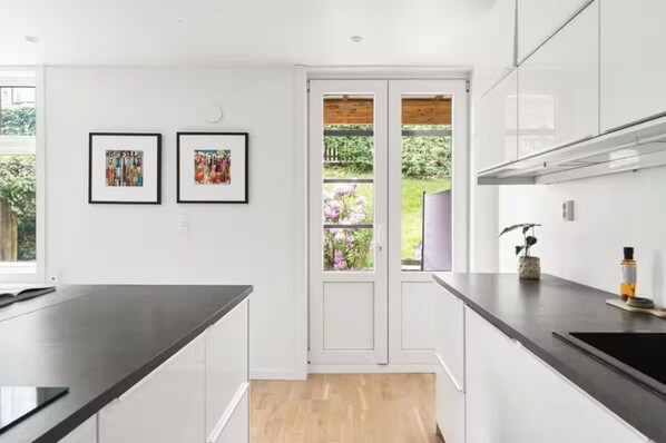 Een oven, een kookplaat, een vaatwasser