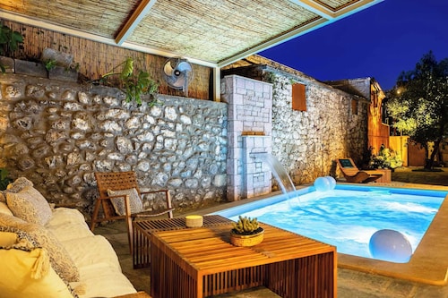 The Secret Garden - Courtyard & Private Pool Villa