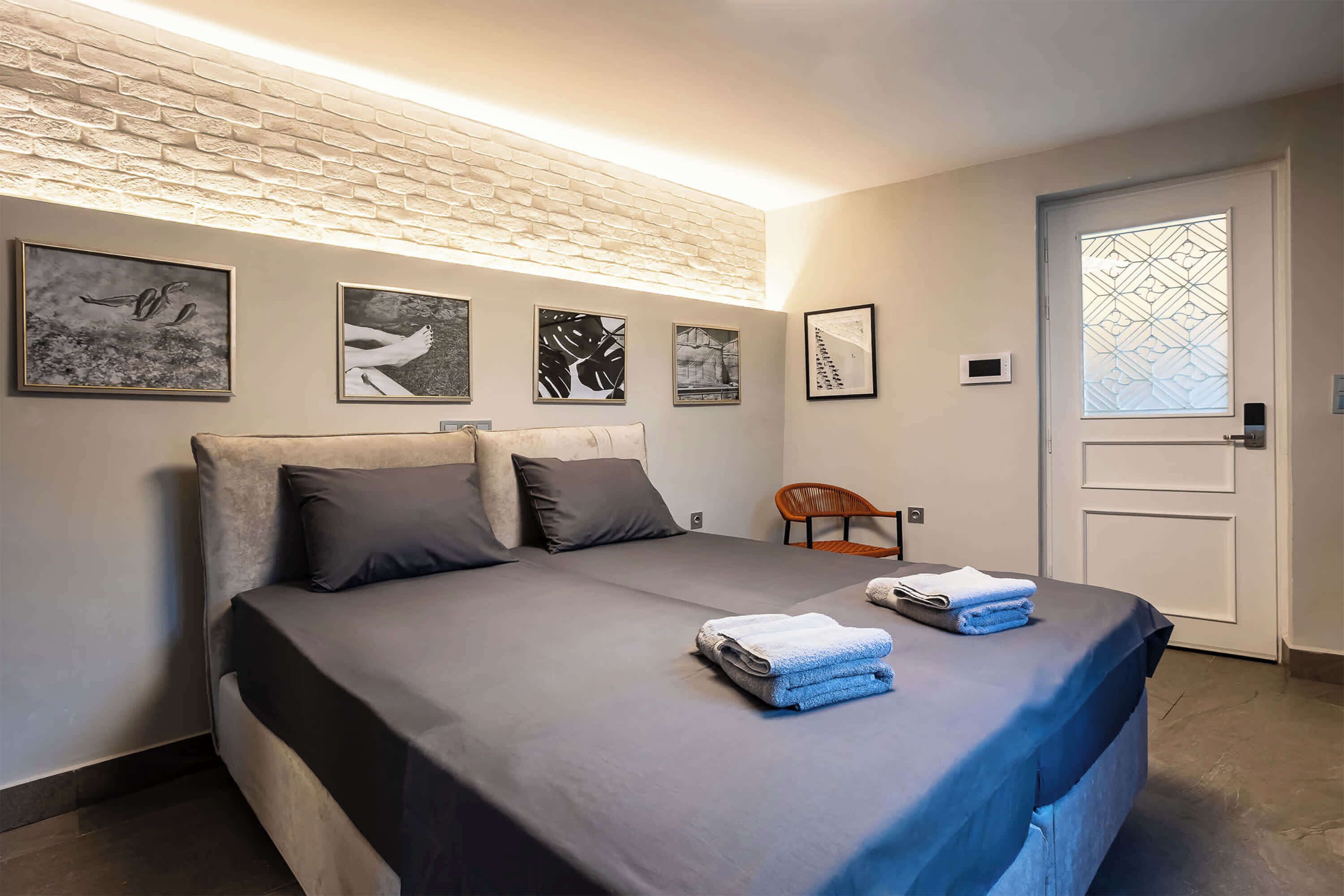 Guesthouse - king size bed that can be split in 2 singles