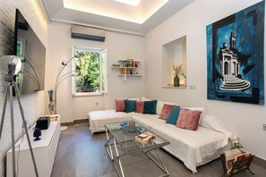 TV, offices - The Secret Garden - Courtyard & Private Pool Villa (Kalamata)