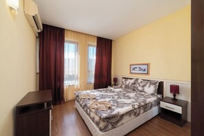 2 bedrooms, iron/ironing board, WiFi