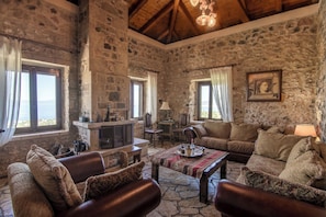 Televisión, chimenea y oficina
