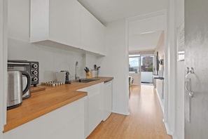 Fridge, oven, stovetop, cookware/dishes/utensils