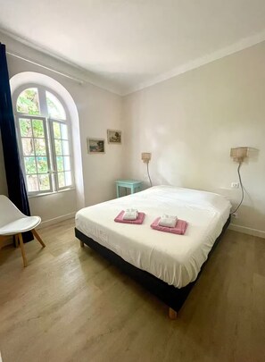 4 habitaciones, tabla de planchar con plancha, wifi y ropa de cama 