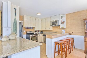 Fridge, microwave, oven, stovetop - 4 Bedroom Lower Unit - 1 Block from beach and parks (Newport Beach)