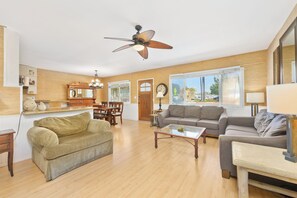 Smart TV - 4 Bedroom Lower Unit - 1 Block from beach and parks (Newport Beach)