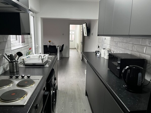 Maison | Cuisine privée | Grand réfrigérateur, micro-ondes, four, plaque de cuisson