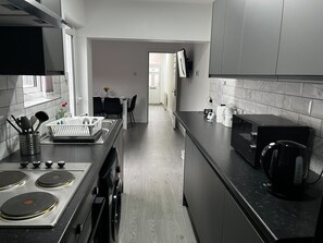 Casa | Cozinha privada | Geladeira grande, micro-ondas, fogão, cooktop