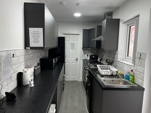 Maison | Cuisine privée | Grand réfrigérateur, micro-ondes, four, plaque de cuisson