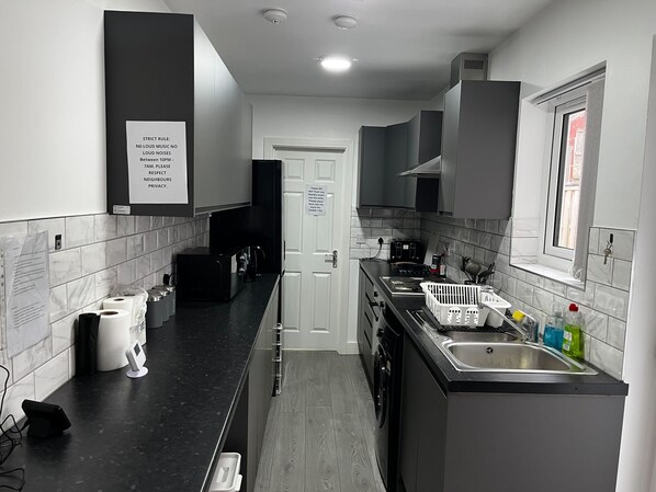 Full-sized fridge, microwave, oven, stovetop