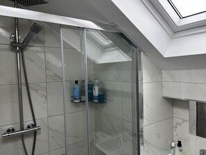 Maison | Salle de bain | Douche, articles de toilette gratuits, serviettes fournies, savon