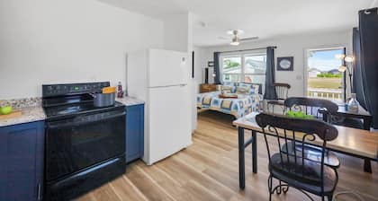 Condo located in Goodland just a short walk from great food