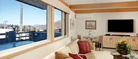 Condo, 4 Bedrooms | Ruang tamu