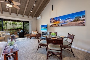 Living area - Maui Kamaole M207 2 Bedroom Condo (Kihei)