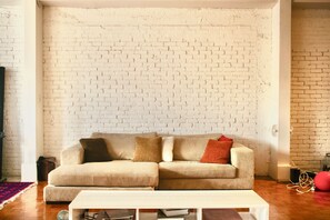 Living area - Mile End - Large Artist Loft with Home Gym (Montréal)