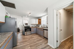 House, 2 Bedrooms | Private kitchen